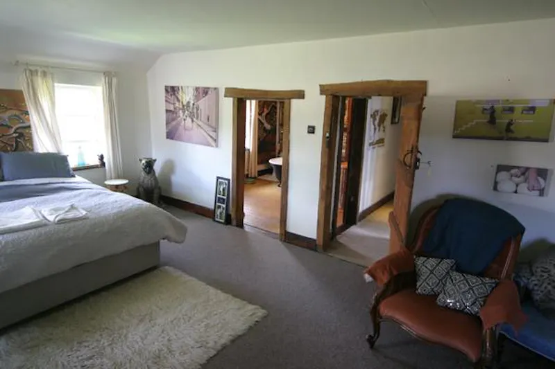 Bedroom at Film location L671 in Hampshire (photo 25)