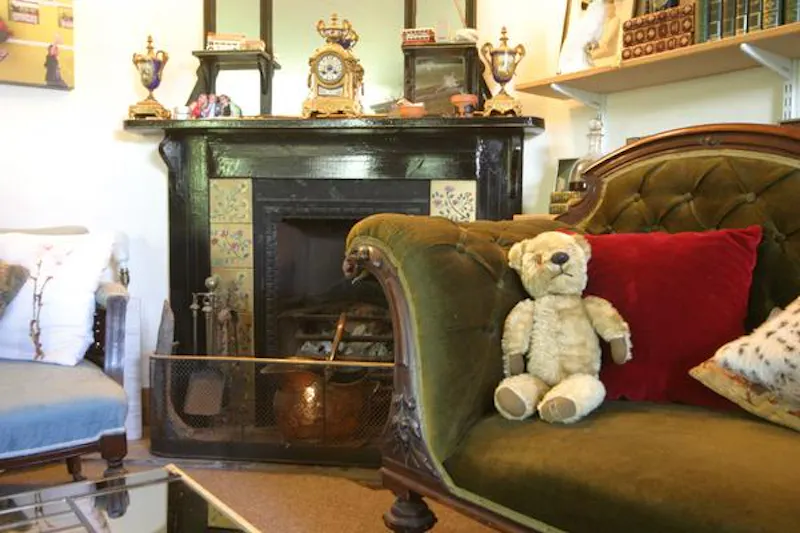 Fireplace at Film location L671 in Hampshire (photo 26)