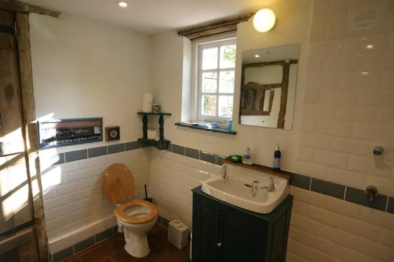 Bathroom at Film location L671 in Hampshire (photo 29)