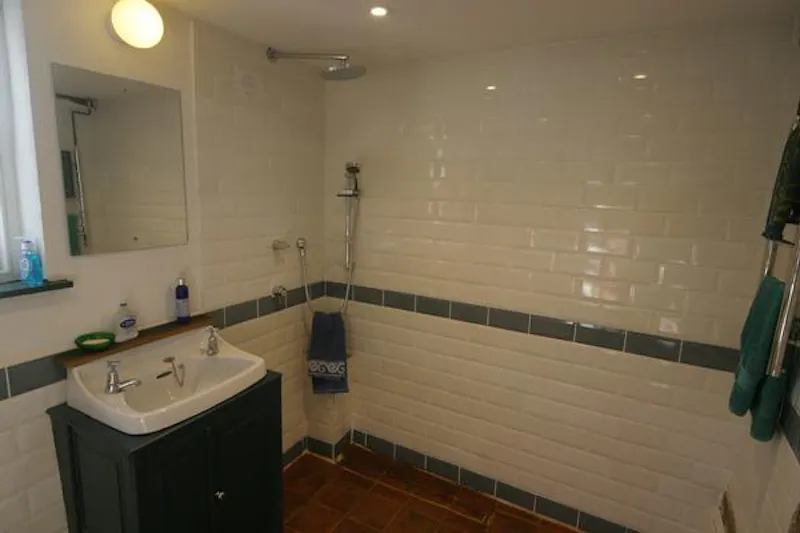 Shower at Film location L671 in Hampshire (photo 30)