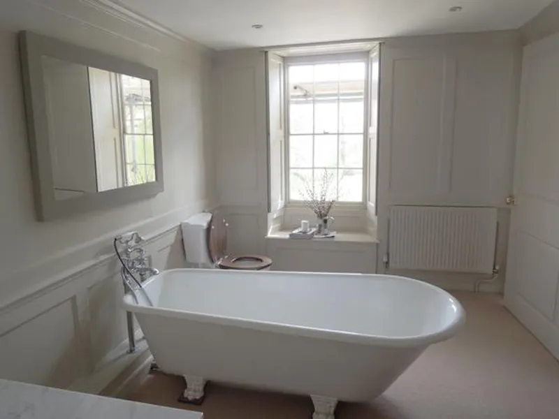 Bathroom at Queen Anne house in Minster, A1448 (photo 16)