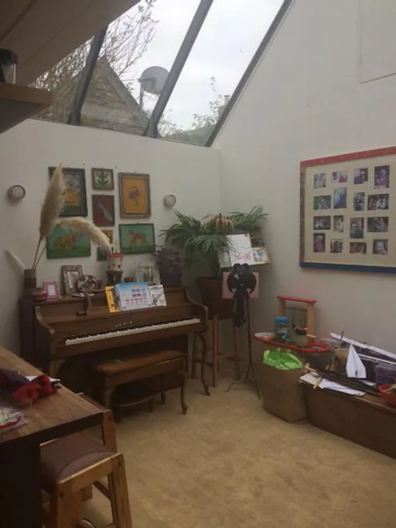 Piano at Film location L673 in Oxfordshire (photo 8)