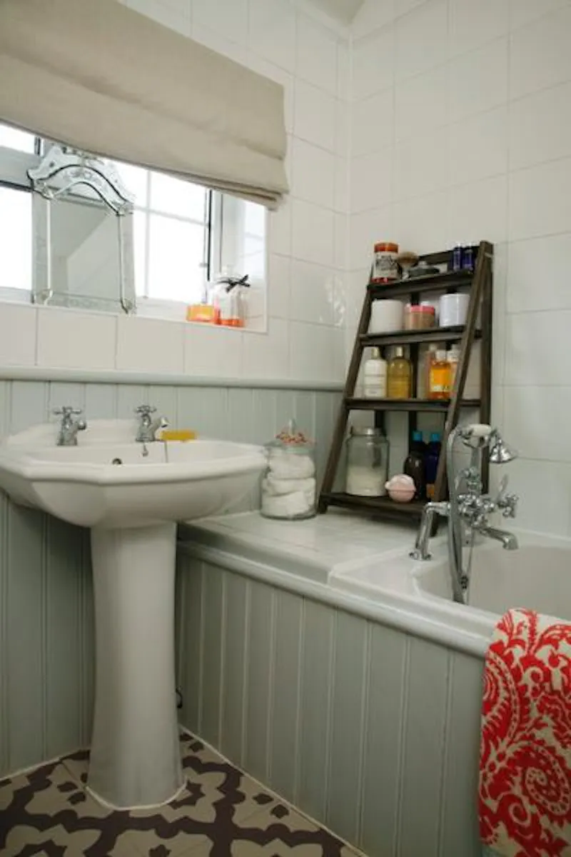 Bathroom at Film location E448 in Hertfordshire (photo 9)