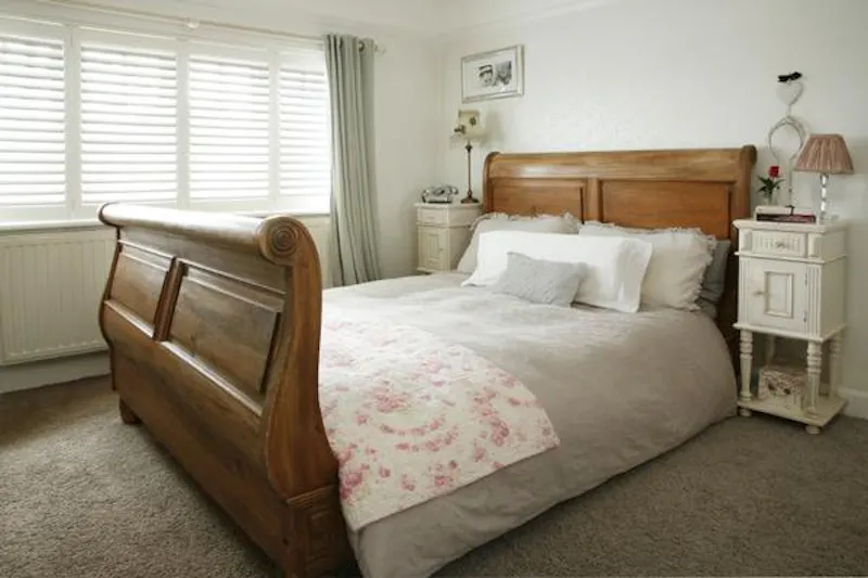 Bedroom at Film location E448 in Hertfordshire (photo 11)