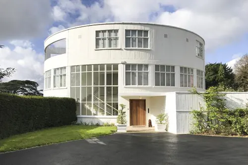 Iconic Chertsey modernist house, K421