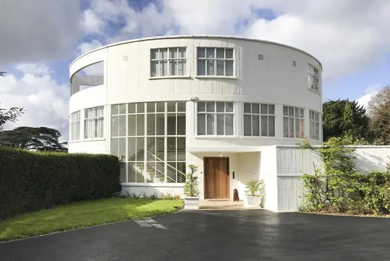 Iconic Chertsey modernist house, K421 (photo 1)