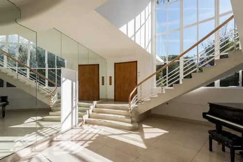 Iconic Chertsey modernist house, K421