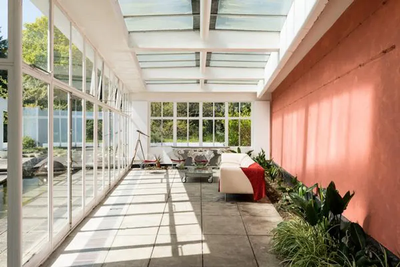 Conservatory at Iconic Chertsey modernist house, K421 (photo 24)