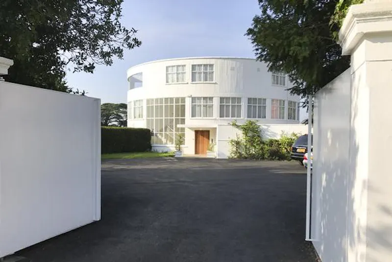 Driveway at Iconic Chertsey modernist house, K421 (photo 29)