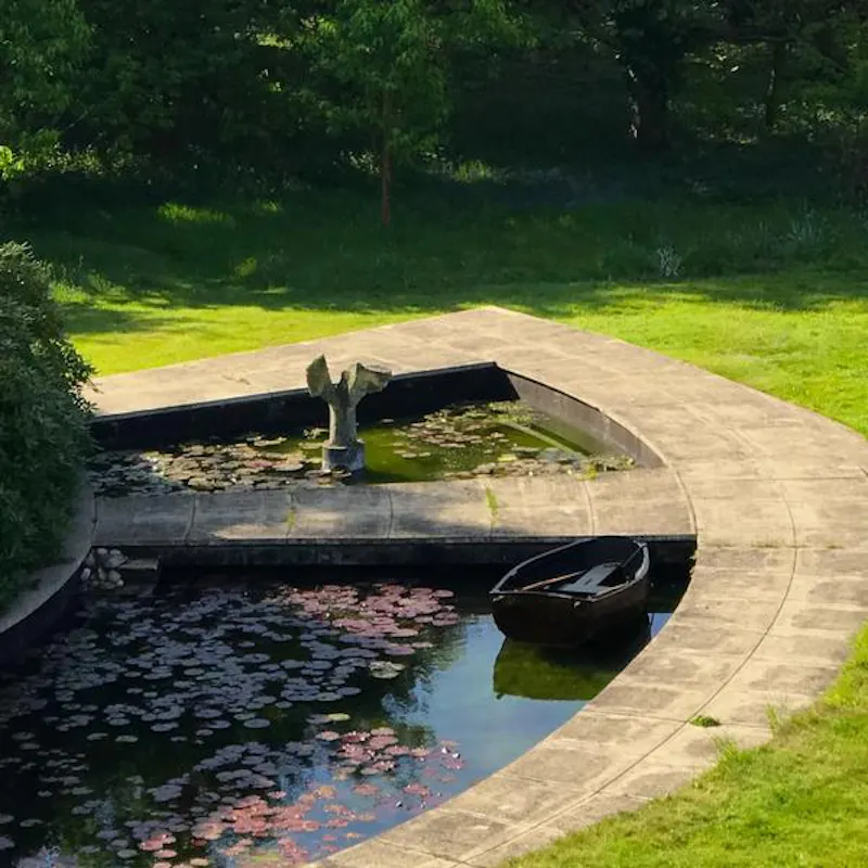 Pond at Iconic Chertsey modernist house, K421 (photo 41)