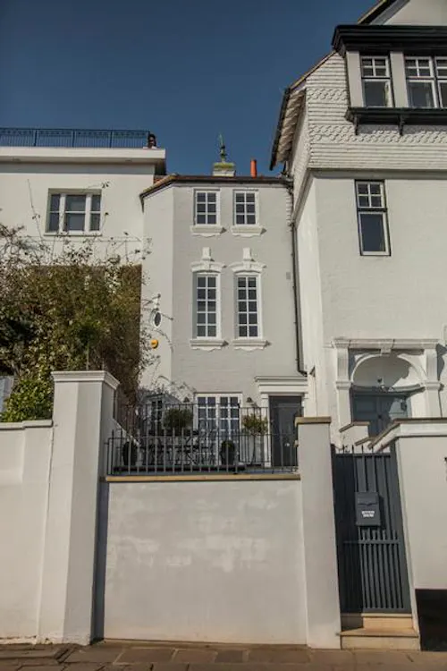 Tucked away Thames townhouse, A1473