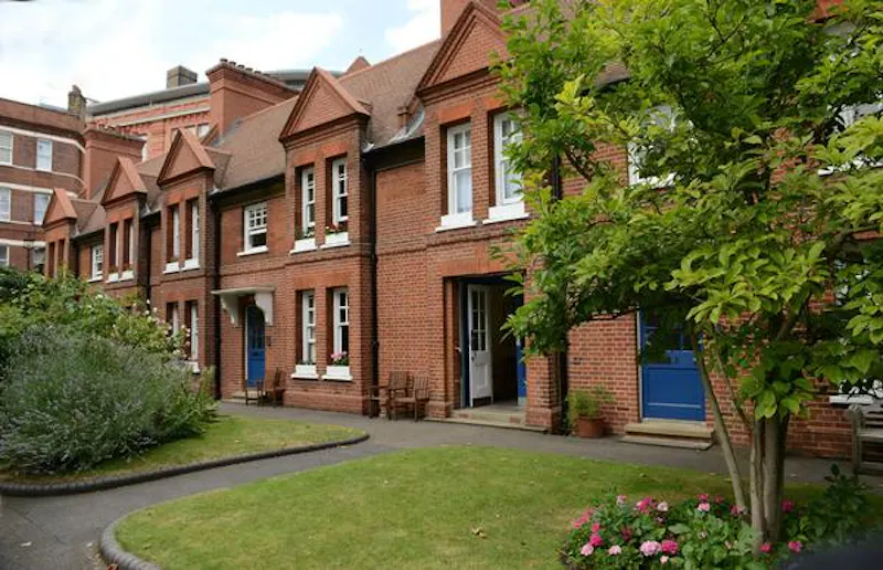 Garden at Traditional almshouses in Victoria, Q81 (photo 16)