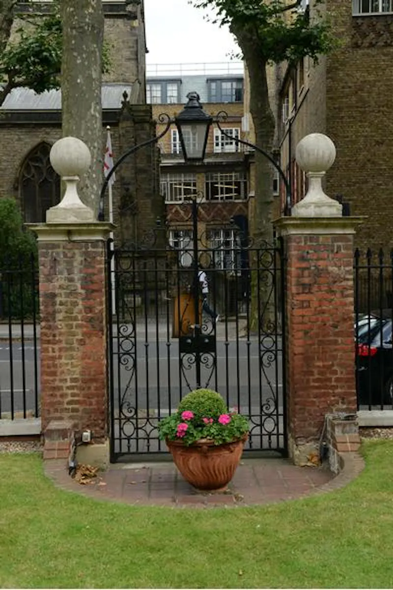 Gate at Traditional almshouses in Victoria, Q81 (photo 17)