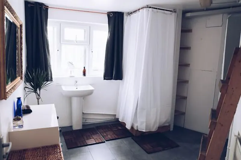 Bathroom at Homerton converted warehouse, F1131 (photo 46)