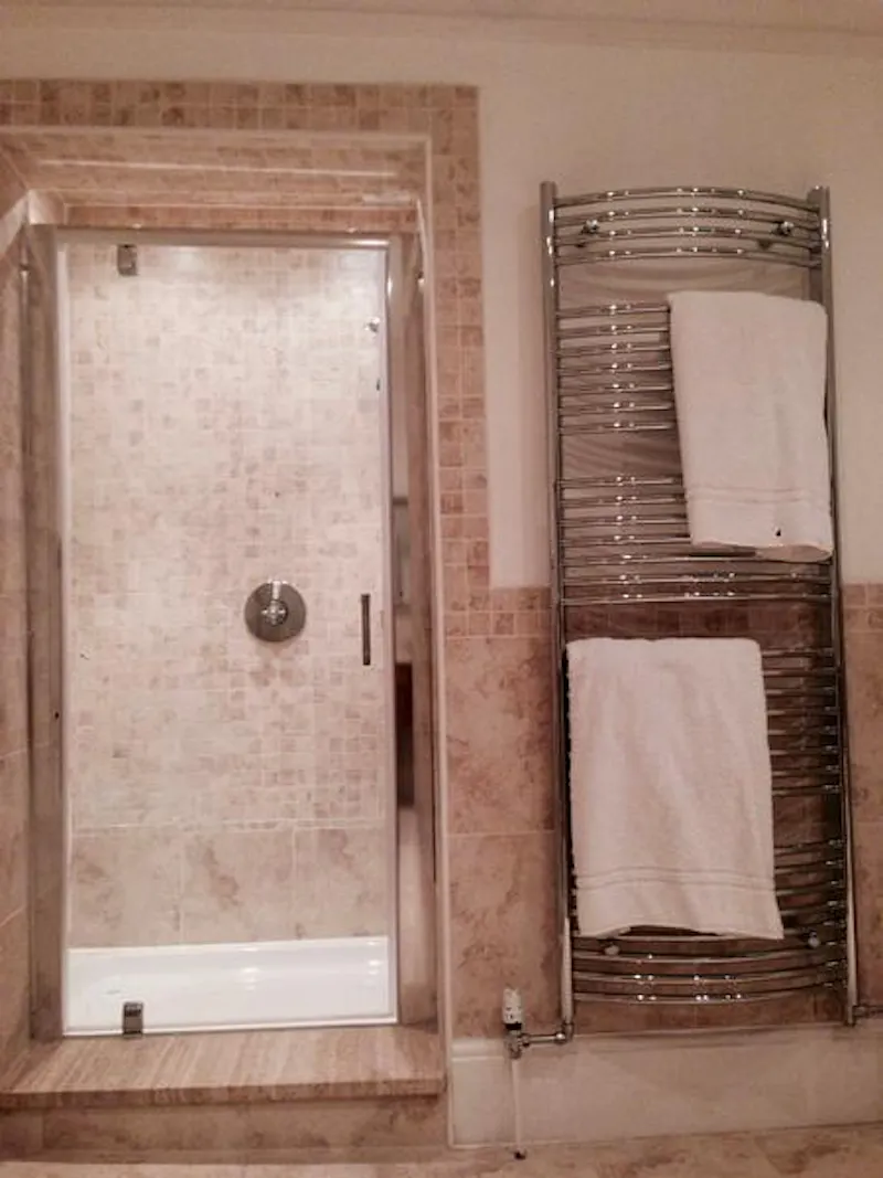 Shower at Totton Manor house, B1757 (photo 13)