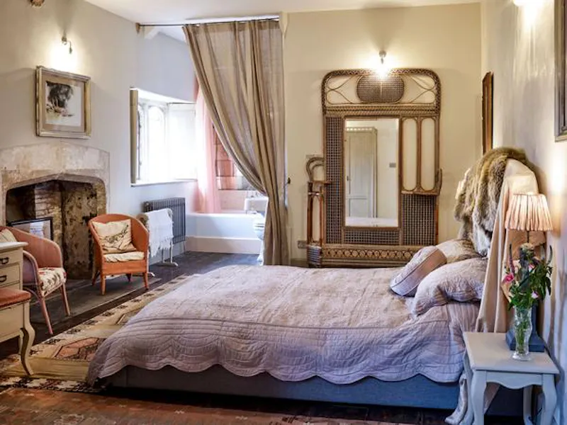 Bedroom at Portishead medieval retreat, M304 (photo 22)