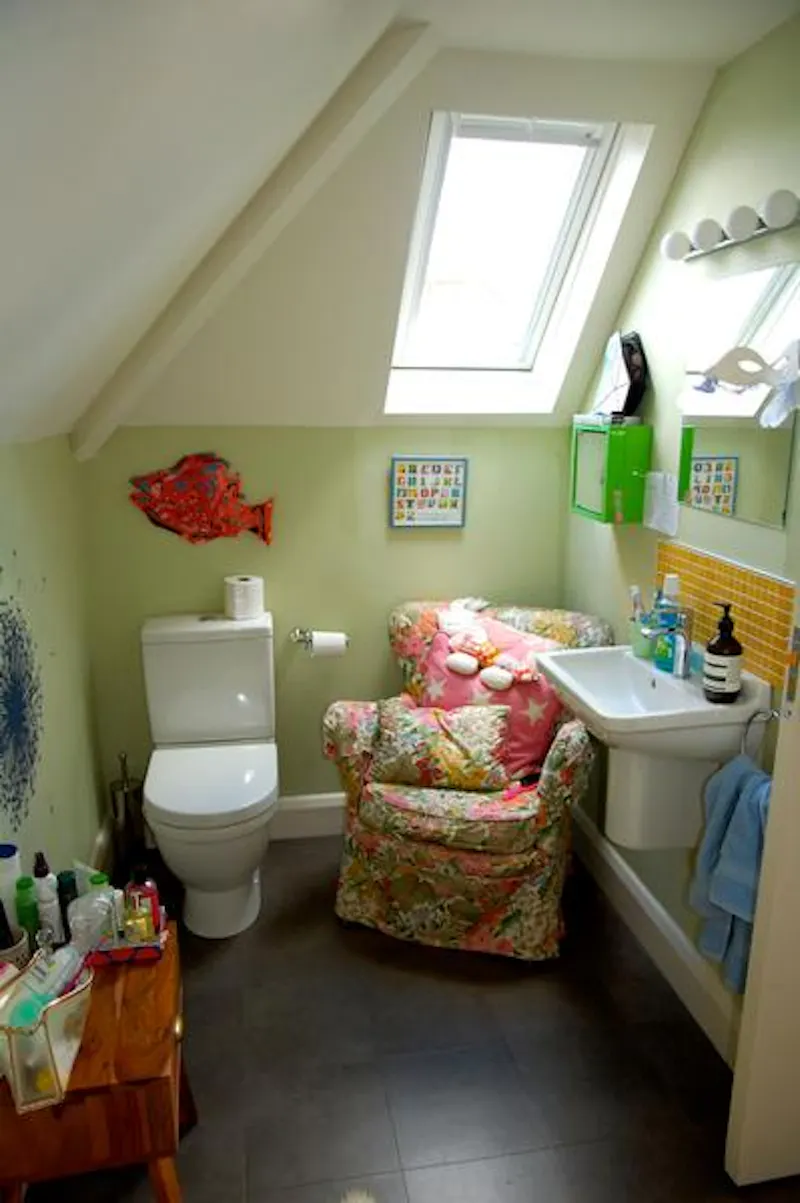 Bathroom at Film location D2304 in London (photo 35)