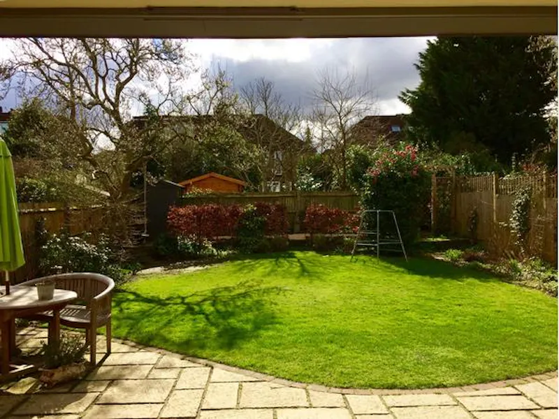 Garden at Film location D2304 in London (photo 41)