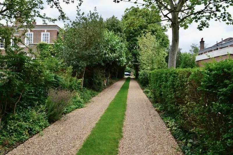 Driveway at Family house in Dulwich, E440 (photo 66)