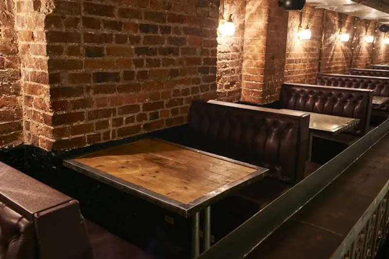 Exposed brick at Film location R814 in London (photo 10)