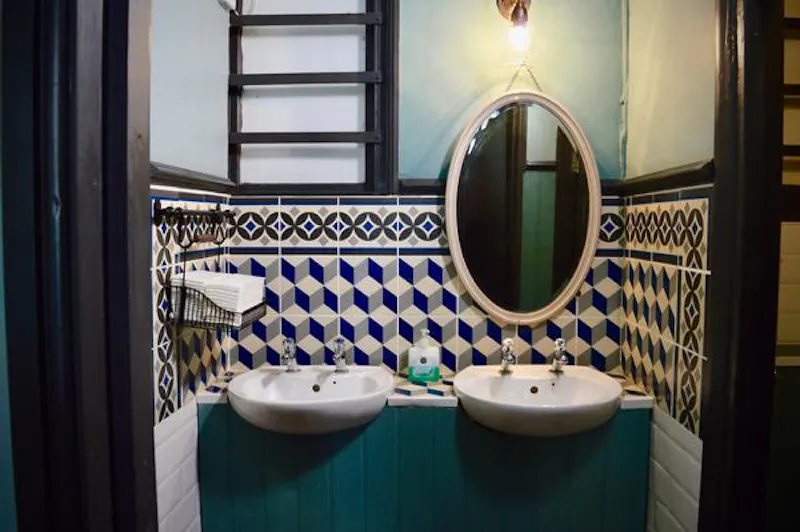 Bathroom at Film location R815 in London (photo 23)