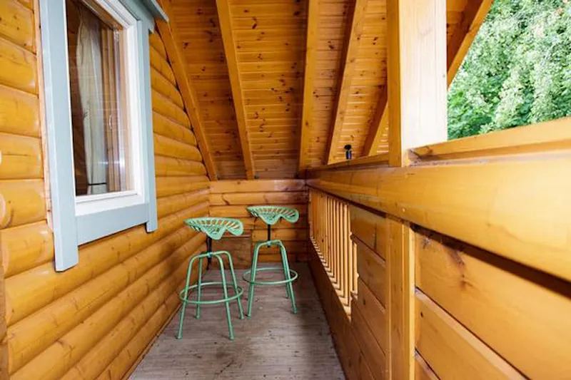 Kemble lakeside cabin, Q124 (photo 86)