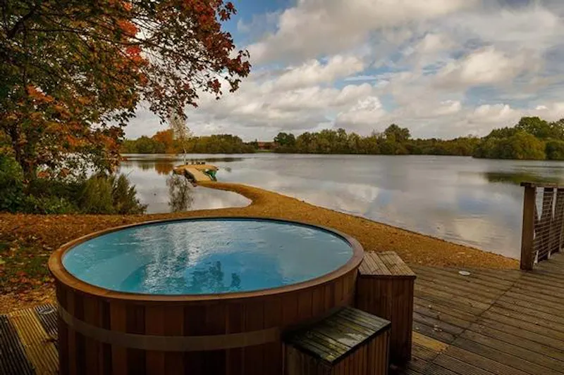 Jacuzzi at Kemble lakeside cabin, Q124 (photo 87)