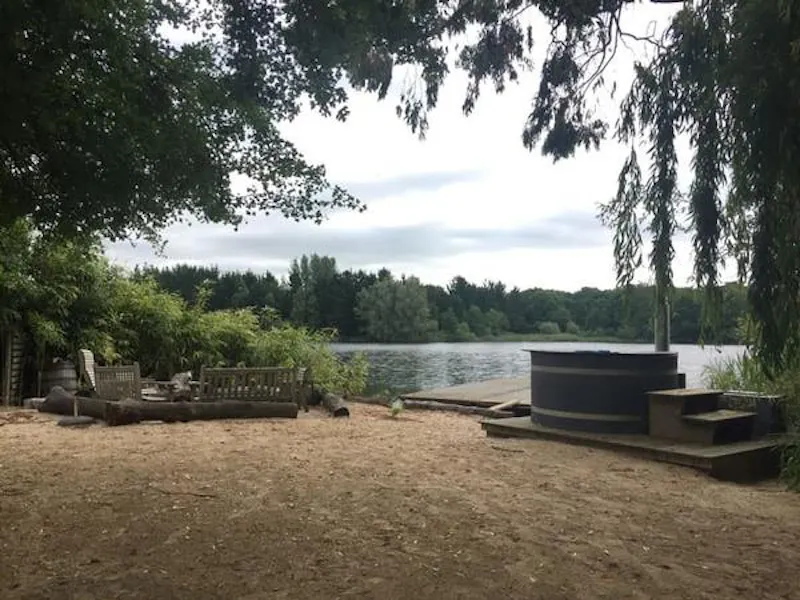Kemble lakeside cabin, Q124 (photo 91)