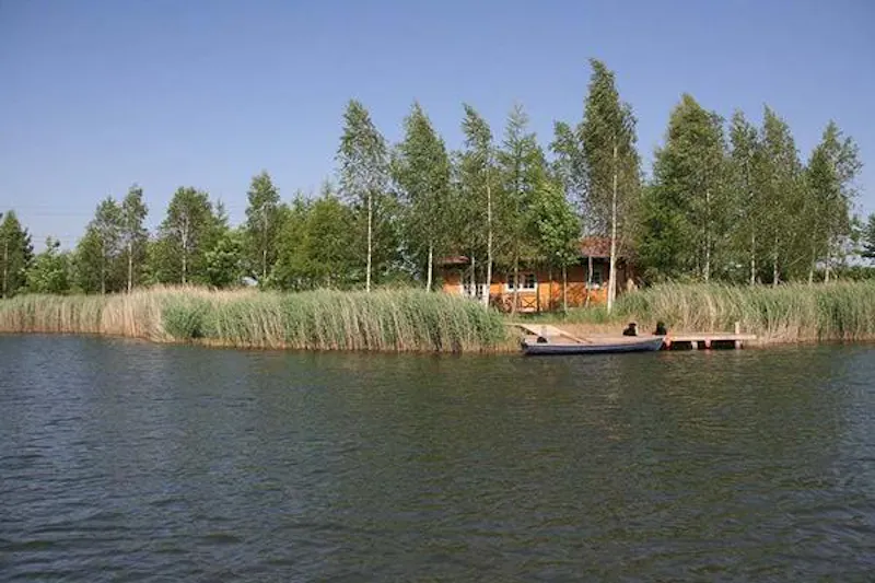 Kemble lakeside cabin, Q124 (photo 97)
