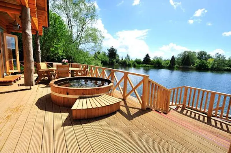 Kemble lakeside cabin, Q124 (photo 107)
