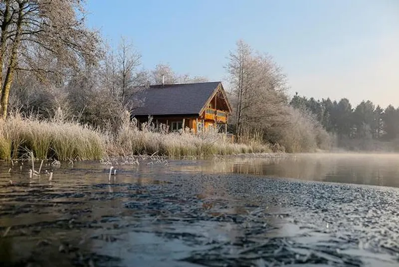 Kemble lakeside cabin, Q124 (photo 116)
