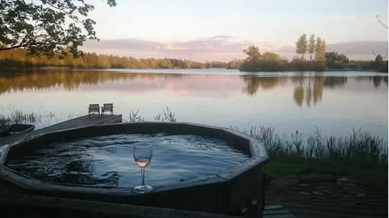 Kemble lakeside cabin, Q124 (photo 124)