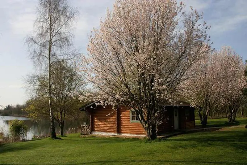 Kemble lakeside cabin, Q124 (photo 126)
