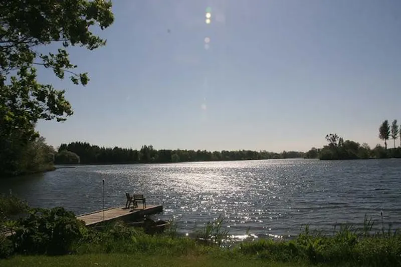 Kemble lakeside cabin, Q124 (photo 127)