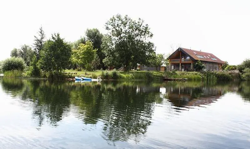 Kemble lakeside cabin, Q124 (photo 136)
