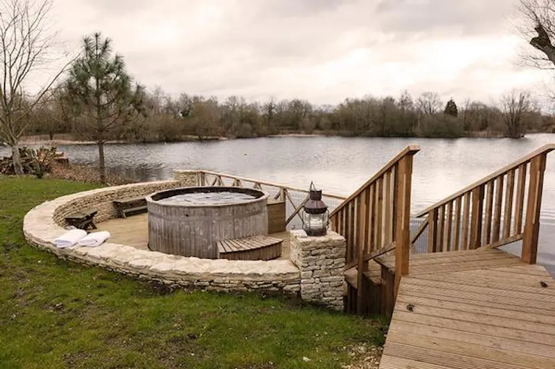 Kemble lakeside cabin, Q124 (photo 137)