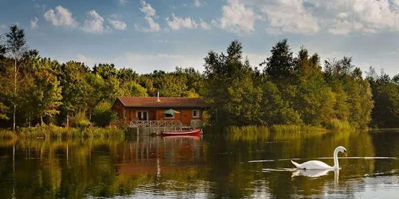 Kemble lakeside cabin, Q124 (photo 141)