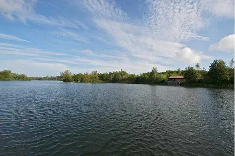Kemble lakeside cabin, Q124 (photo 142)