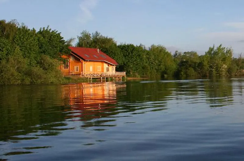 Kemble lakeside cabin, Q124 (photo 150)