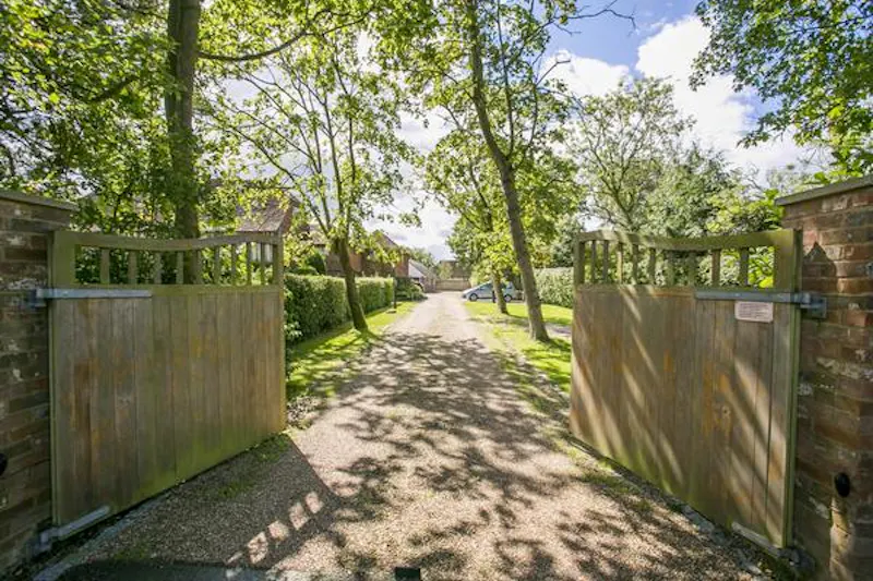 Driveway at Kentish 17th Century timbered hall, M310 (photo 15)