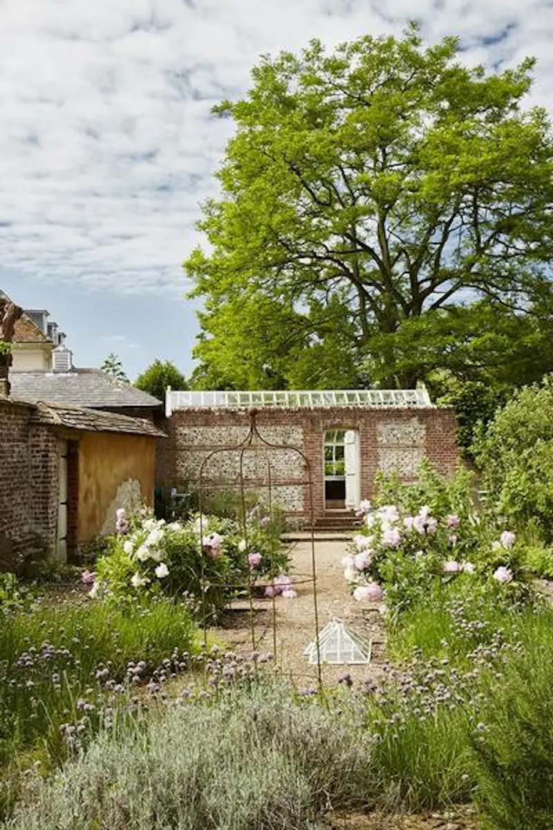 Courtyard at Charming manor in South Downs, A1449 (photo 16)