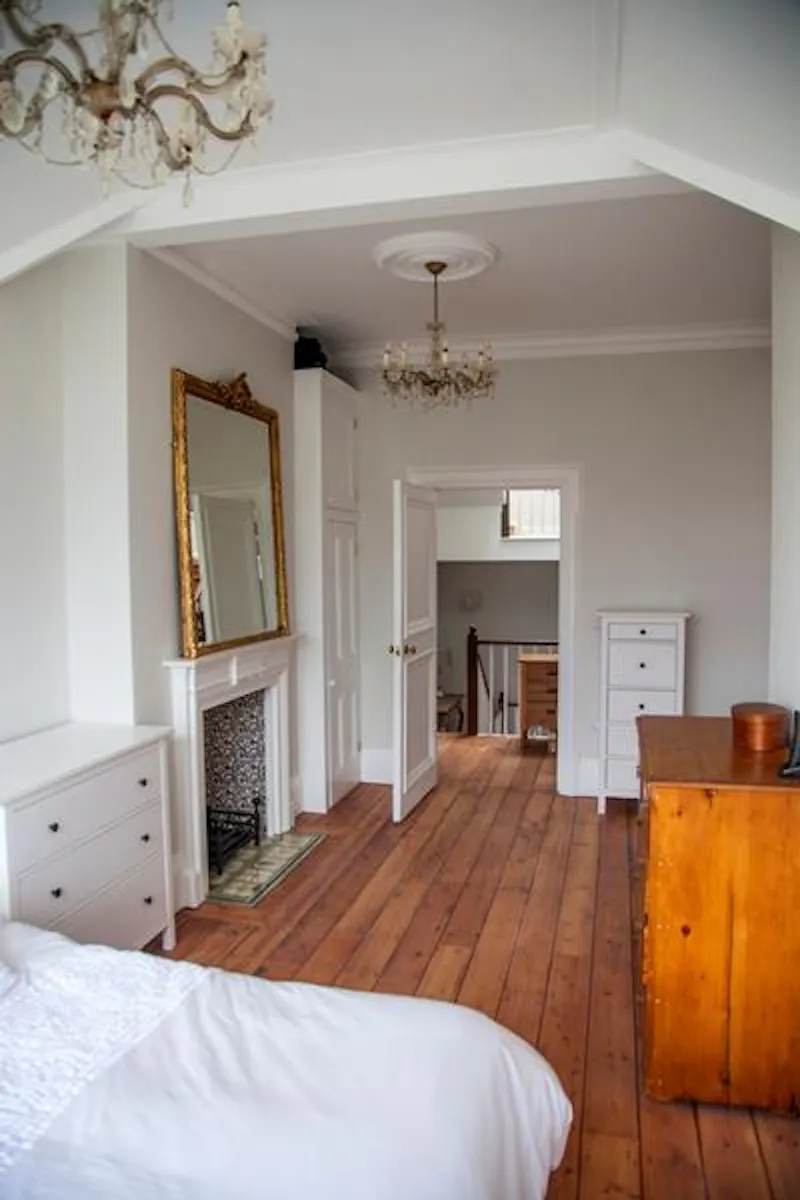 Tucked away Thames townhouse, A1473 (photo 17)