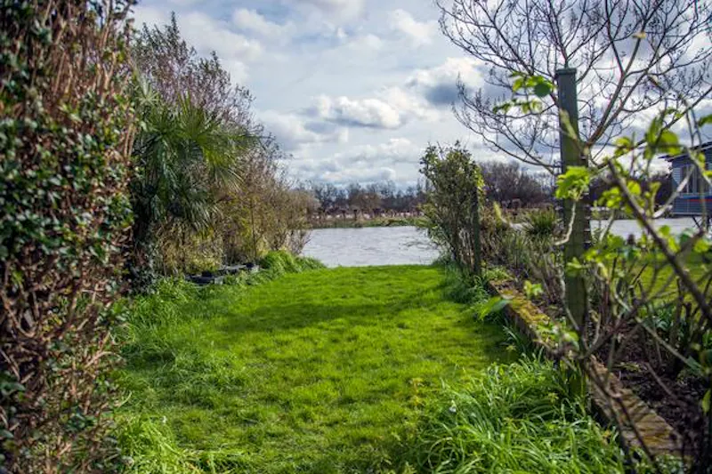 Tucked away Thames townhouse, A1473 (photo 18)