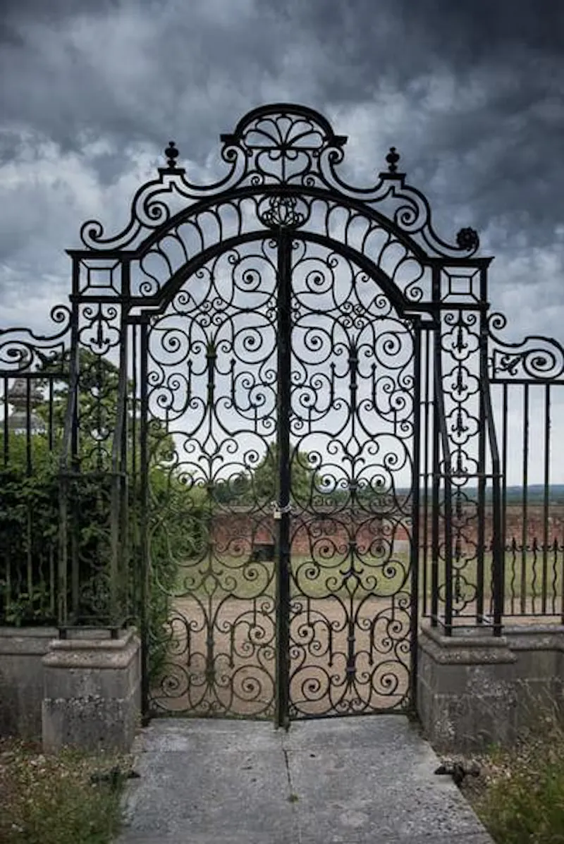 Gate at Country manor in Camberley, B1791 (photo 49)