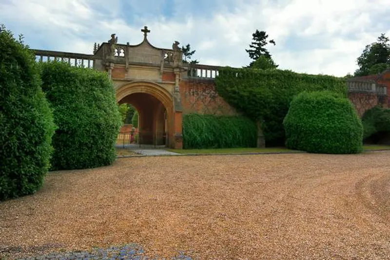 Driveway at Country manor in Camberley, B1791 (photo 30)