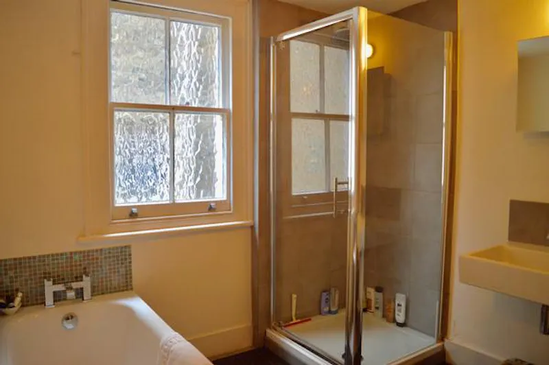 Shower at Stylish Streatham house, B1798 (photo 15)