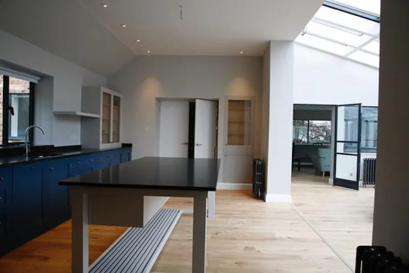 Open plan at Film location C893 in Hampshire (photo 3)