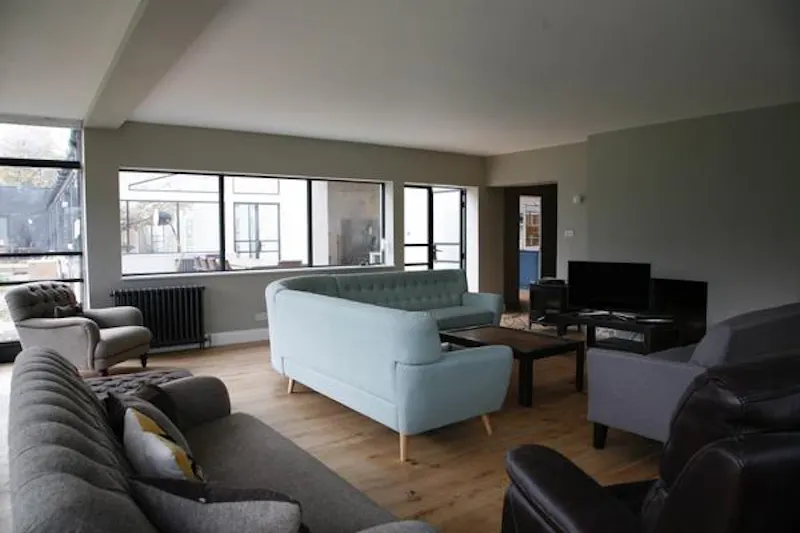 Living Room at Film location C893 in Hampshire (photo 6)