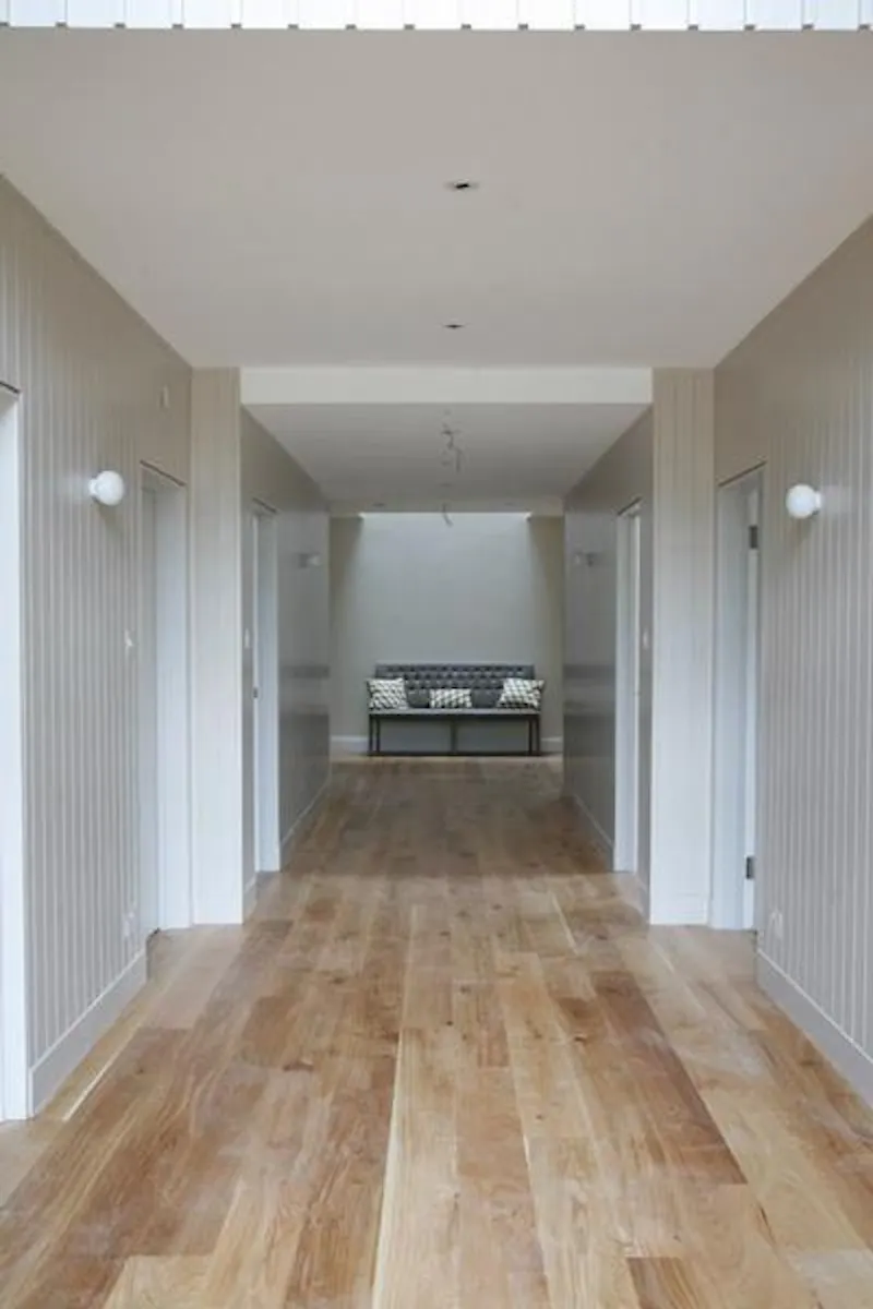 Corridor at Film location C893 in Hampshire (photo 9)