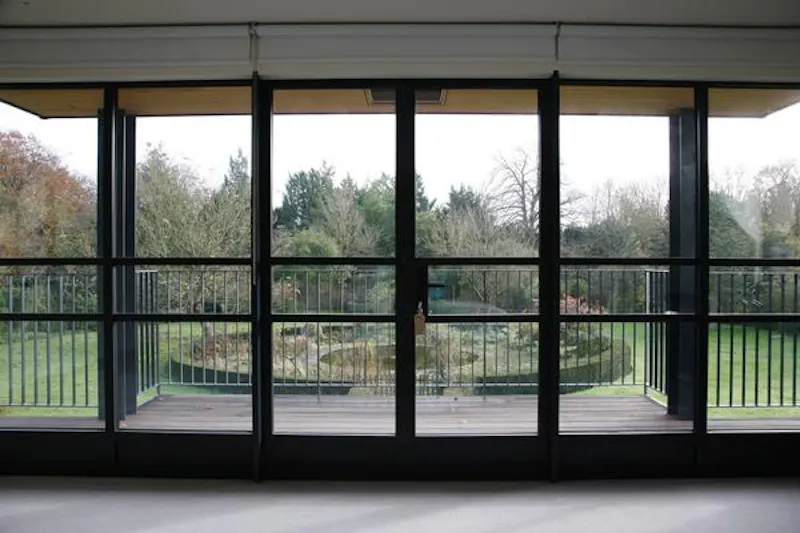 Balcony at Film location C893 in Hampshire (photo 19)